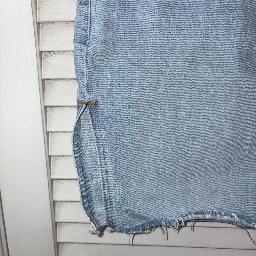 Abercrombie & Fitch Mid Rise Denim Mini Skirt Side Slit Raw Hem Light Wash 10/30 - Picture 2 of 5